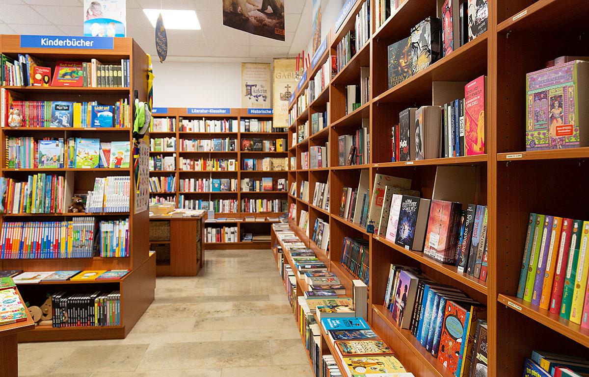 Blick in den Laden mit Regalen voller Bücher