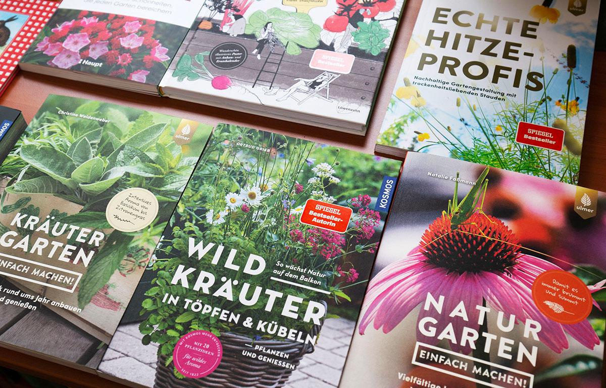 Büchertisch mit Tipps und Empfehlungen zum Thema Kräutergarten und Naturgarten